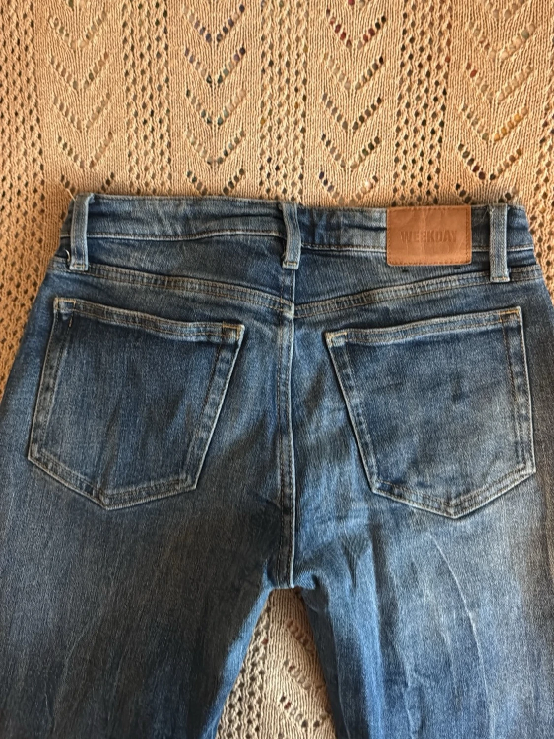 Blå bootcut jeans med slitningar - 2