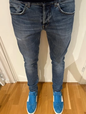 Dondup jeans - Säljer dessa riktigt feta dondup jeans med en liten slitning på ena benet | Storlek 33 | Modell: George | Mycket bra skick, slitning är design |Skriv vid minsta fråga eller fundering 🤝