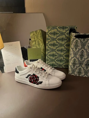 Gucci Ace  - Gucci ace skor storlek 43 använda men fortfarande i bra skick otroligt feta till sommaren och våren 