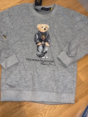 Grå sweatshirt Polo Bear Ralph Lauren storlek S - Grå sweatshirt  Ralph Lauren storlek S fraktar samma dag eller dagen efter