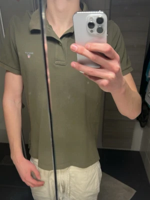 Gant Pike, olivgrön - Tjenare, säljer denna i princip helt nya gant piken i olivgrön, Perfekt inför sommaren, Storlek L, Hör av dig ifall du har frågor eller någon fundering😌