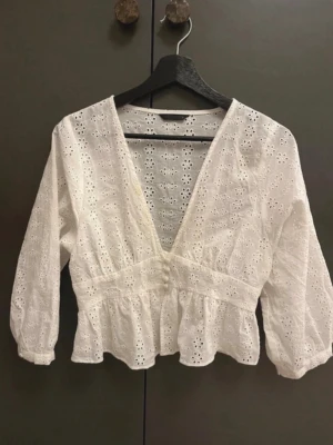 Vit broderad blus med v-ringning - Fin blus från zara i storlek L men passar även storlek M