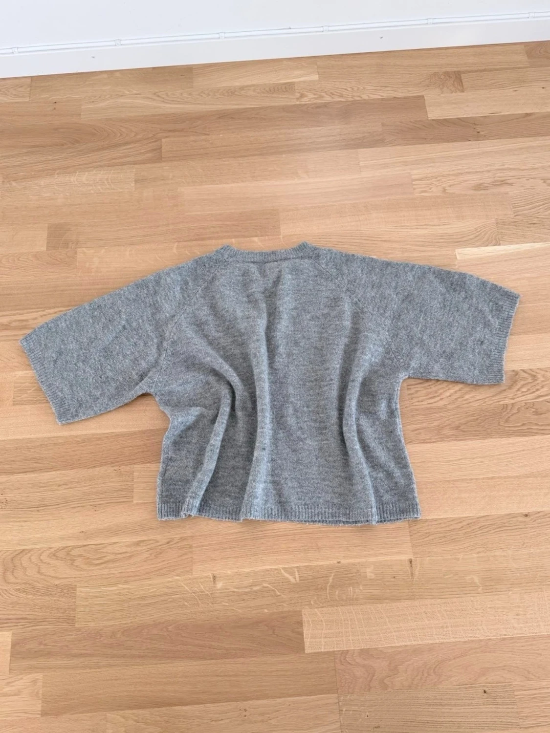 Grå stickad tröja - 1