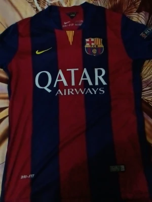 Vintage Barcelona från 2014 - Vintage fotbollströja med Messi och nummer 10 på ryggen. Tröjan innehåller de klassiska färgerna. Den är från 2014 och kan anses vara sällsynt idag. Visca Barca!!