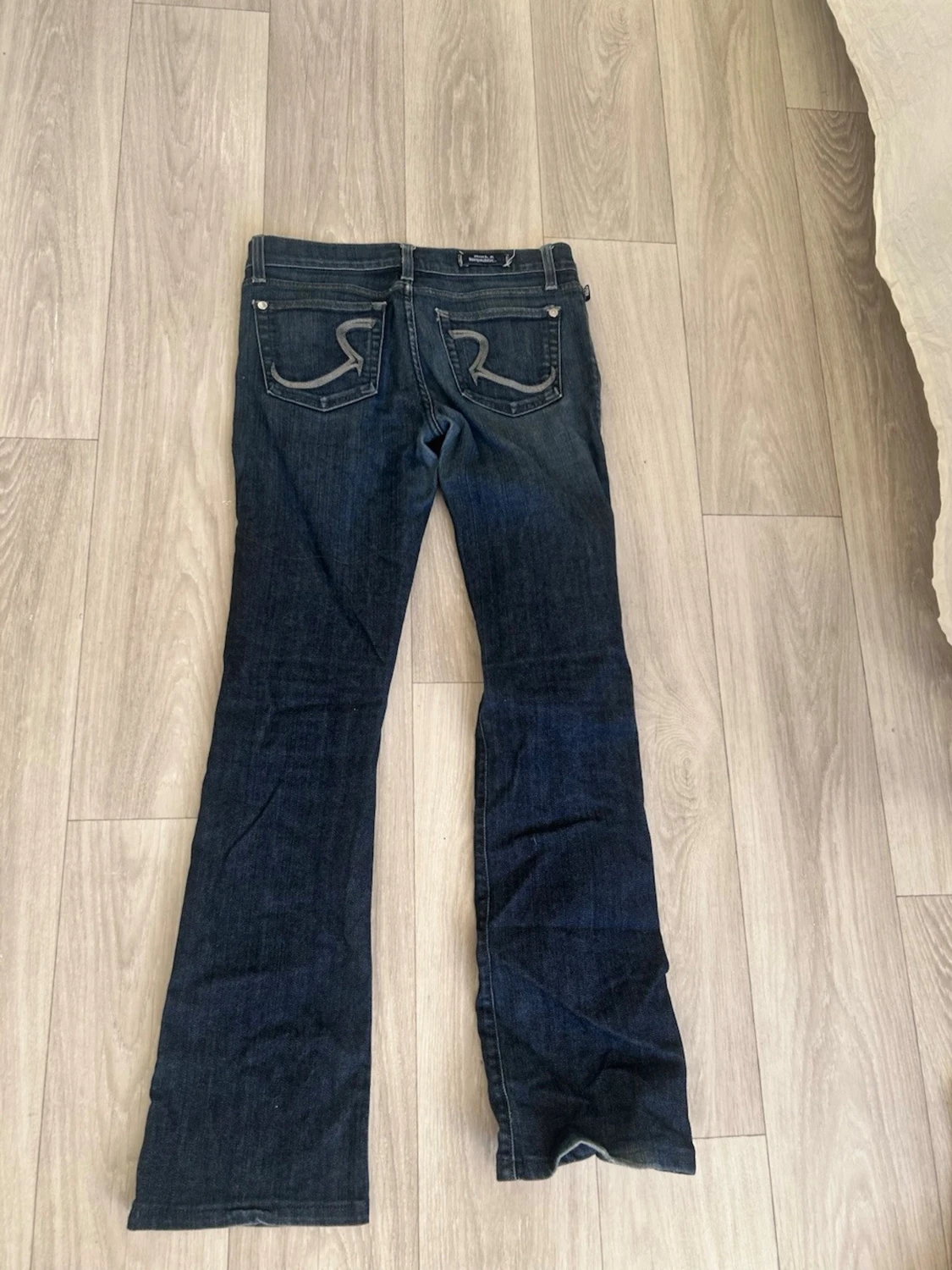Lowaist mörkblå bootcut jeans från rock & republik  - 1