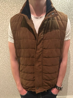 Mocka väst - Säljer denna tvärfeta mockaväst ifrån märket mango perfekt inför våren. Modellen är ca 180 cm lång och väger 73 kg. Tveka inte på att kontakta mig vid minsta fundering🙌