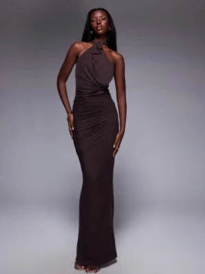 Festlig midiklänning med släpande sjal mörkbrun  - Elegant mörkbrun långklänning med släpande sjal vid halsen och figurnära passform. Klänningen har en asymmetrisk halsringning och är ärmlös, vilket ger en stilren och modern look. Perfekt för dig som vill sticka ut med en elegant stil. Använt ENBART en gång vid ett tillfälle 🥰 Passar även för de M i storlek. Ny pris: 639kr pris går att diskutera 