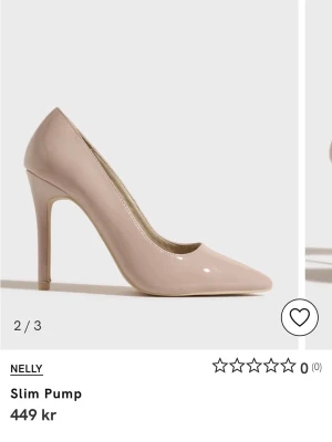 Beige lackade pumps från Nelly - Classy pumps i beige lack från Nelly. Helt oanvända enbart testade men är en storlek för stor för mig. Får i orginalförpackningen. Klacken är 10cm
