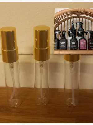 Lush splitpaket  - 3 stycken 5 ml glasdekanter med spray ✨️Välj bland dessa dofter 🍓Strawberry feels forever 🍭Snowfairy🍯Honey I washed the kids 🫐The comforter ✨️Sex bomb 🍬Sticky dates 🥑Avocado co-wash 🥛Milky bath 🍪Yog nog🍿Let the good times roll 🍇Grape soda 