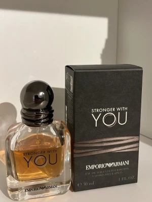  Armani Stronger With You EDT 23/30ml - Emporio armani stronger with you EDT. Flaskan utrymmer ungefär 23/30ml till. Flaskan är i extremt bra skick samt att den är på riktigt dunder pris!💸Leveransen ligger på 1-3 arbetsdagar och produkten kan skickas var som i hela Sverige!🇸🇪📦Produkten skickas samma dag som beställningen sker.⚡️Har du några frågor eller funderingar kontakta mig här på Plick! Sampleserna/prov parfymerna på sista bilderna skickas även med. Med vänliga hälsningar, Stil Punkten