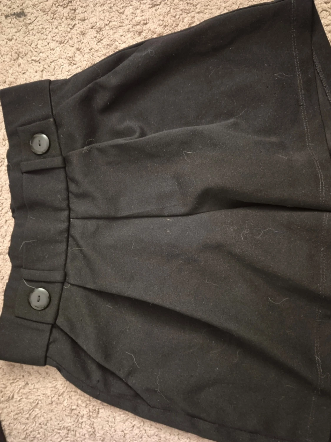 Svarta högmidjade shorts med knappar