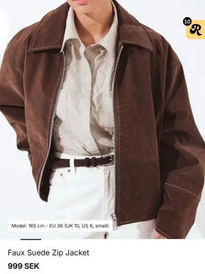 Brun mockajacka med dragkedja - Snygg brun jacka i mockaimitation med dragkedja framtill och bred krage. Jackan har en loose passform och långa ärmar,  I storlek M, jag själv är xs/s men för en oversized fit. Priset kan diskuteras. 