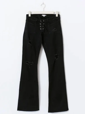 Svarta bootcut jeans med snörning - Svarta bootcut jeans med snörning framtill och slitna detaljer på benen. Jeansen har hög midja, fickor fram och bak samt coola metallöljetter vid snörningen. Perfekta för en edgy och trendig look. De är slitna där nere 