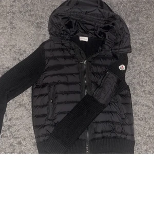 Cardigan - Moncler Cardigan. Pris kan diskuteras och kan gå ner hyfsat mycket vid snabb affär. Säljer då jag knappt använder längre. Inga skador. Nfc Scan finns. Perfekt för dig som vill ha en stilig jacka nu till våren/sommaren. Skriv om du har några frågor!