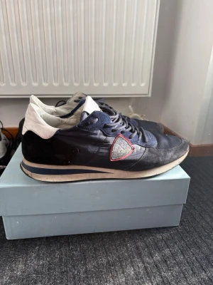  Philippe Model  - Snygga sneakers från Philippe Model i storlek 45. Använda cirka 3 månader utan några större defekter på dem.