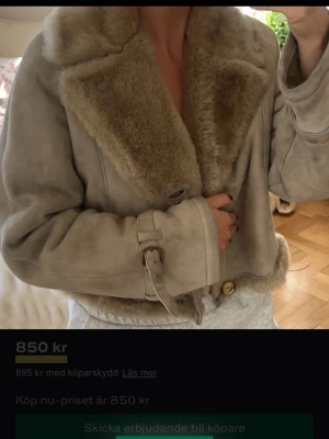 Beige/grå mockajacka secondhand  - Köpt secondhand. Äkta mocka och päls. Okänt märke. Passar storlek S. Finns även att köpa på Tradera av mig