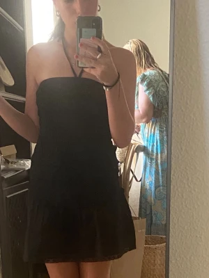 Svart kort klänning med halterneck - En av mina favoriter som blivit förliten tveka inte om att fråga om fler tydligare bilder .