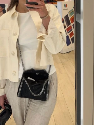 Stella McCartney väska  - Falabella Tiny Tote Bag Silverkedjan på handtaget har fått lite rost, se bild. Perfekt som liten vardags/eller festväska.
