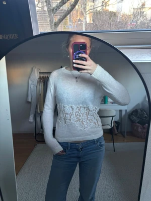 Stickad tröja med spets från Zara - Säljer denna slutsålda, populära och super snygga stickade tröjan från Zara. Den är i storlek M men skulle säga att den sitter som en S.💕
