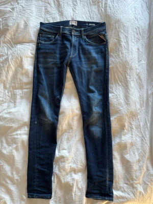 Replay jeans - Säljer nu dessa replay jondrill. | Storlek W31. | Slim fit. | Väldigt fin färg. | Har en slitning som man ser vid knäet på första bilden. | Släng iväg en signal vid funderingar så svarar jag snabbt. |
