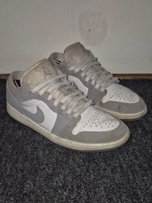 Jordan 1 low Wolf grey - Säljer ett par Jordan 1 low wolf grey. Dom är välanvända men fint skick. Storlek 42. Sitter sjukt bra. Dom är ljusgrå och vita. Äkta från Nikes hemsida. Original box fås med.