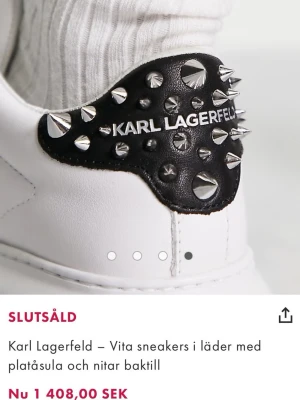 Karl Lagerfeld vita sneakers med nitar GÅR ATT PRUTA! - Vita sneakers i läder från Karl Lagerfeld med platåsula, svart detalj med silverfärgade nitar bak och ikonisk Karl-figur på sidan. Skorna har snörning och en chunky look som sticker ut.