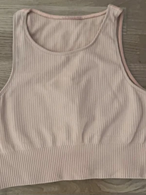 Aim’n Topp - Storlek S. Fint Skick. Märke Aim’n.