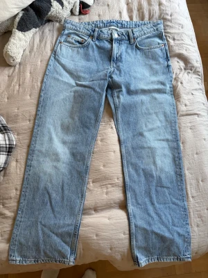 Ljusblå weekday jeans - Blå wide jeans från weekday, använd typ 1 gång. Storlek 29/30🤗