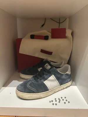 Valentino flycrew 38 - Tjena säljer ett par riktigt feta valentino flycrew i storlek 37 sitter som 38.                                       Skorna har tappat en del nitar men du får självklart med massa nitar så bara att sätta dit.  Det som följer med skorna ser du på sista bilden.            Om du undrar något är det bara att skriva😀.         Skickar under 24h🚛💨📦