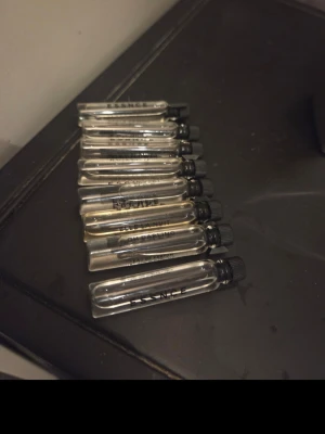 Parfymprover i glasflaskor - Säljer tester från essnce billigt i ett paket. Alla är testade men sen olika mycket använda. 😊 perfekt om man vill utforska dofterna från essnce. Rose rose  Milky flower  Oh darling  Very cherry  Elle la nuit Delicate jasmin Dewy desert Belle femme. 