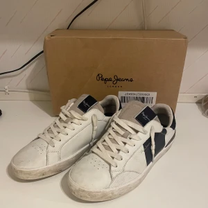 Pepe Jeans London - Hej! Säljer nu mina pepe jeans för jag inte använder dem längre, skorna är väldigt lika philippe models och golden goose och ska de lite skitiga ut! skorna är i otroligt bra skick och snygga! skicka om ni är intresserade eller undrar något! Priset är inte hugget i sten och kan sänkas vid snabb affär 