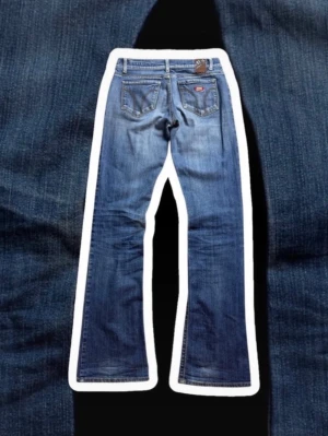 Lågmidjade bootcut miss sixty jeans - Säljer ett par blå lågmidjade bootcut jeans från miss sixy i waist 28. Midjemått: 37cm ytterbenslängd: 106