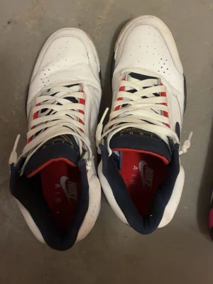 Nike skor - Jag säljer de här Nike skor för dem har bara legat där och användt dem ett par gånger. 