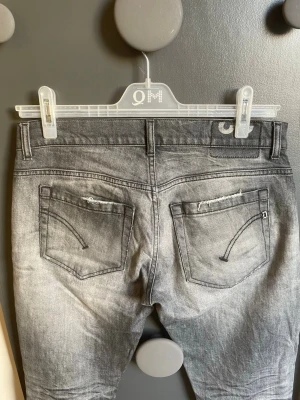 Vintage dondup jeans  - Dondup George Jeans | väldigt fint skick | snygga slitningar. Hör av dig vid minsta lilla och priset är inte hugget i sten!//Alex closet✨