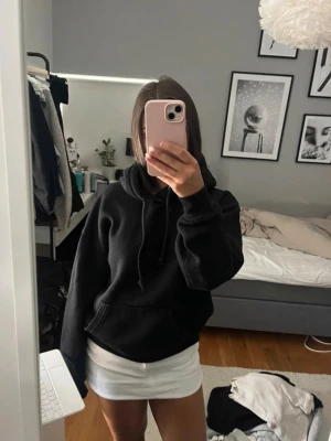 Svart hoodie - Säljer denna svarta hoodien från Bikbok💖