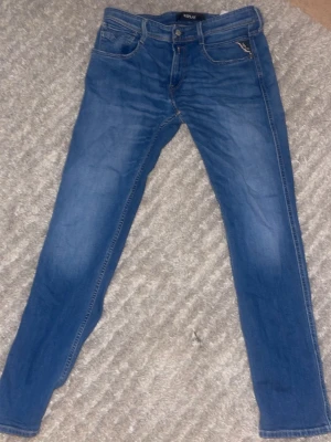 Blå raka jeans med klassisk passform - Replay jeans, storlek 30 W 32 L. Väldigt bra skick, kommer inte till användning så därför säljer jag 