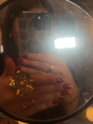 Guldig Blomring - Säljer en ganska stor guldig ring i formen av en blomma med en liten vit pärla i mitten. Den är juster bar (se baksidan)!! Side note: Den har tappat lite lite färg på baksidan där man justerar den, skriv för bilder !!💕