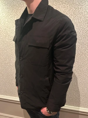 Vårjacka/kostymjacka - Säljer denna tvärfeta jacka från Massimo dutti perfekt inför våren. Modellen är ca 180 cm lång och väger 70 kg tveka inte på att kontakta mig vid minsta fundering🙌