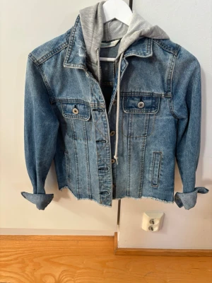 Jeansjacka  - Fin jeansjacka som är i ett mycket bra skick. Har en inbyggd munkis i. 