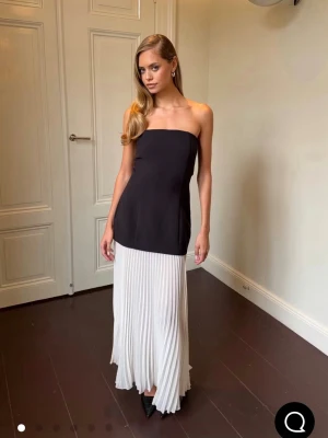  Ginatricot klänning - Långklänning från Ginatricot i storlek 36, köpt i höstas för 699 kr. Endast testad men tyvärr för stor för mig💕 Ge gärna prisförslag