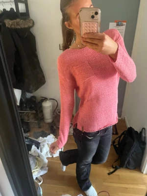 Rosa stickad tröja med bröstficka - En snygg rosa stickad tröja med rund hals och en liten bröstficka. Tröjan har långa ärmar och en något lös passform. En gammal modell från lager 157 som inte säljs längre