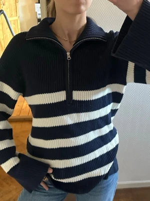 Stickad tröja BikBok - Randig mysig stickad tröja från BikBok i storlek xs, oversized! 