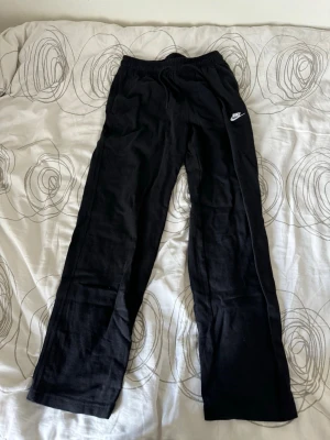 Svarta mjukisbyxor från Nike - Svarta mjukisbyxor från Nike storlek S