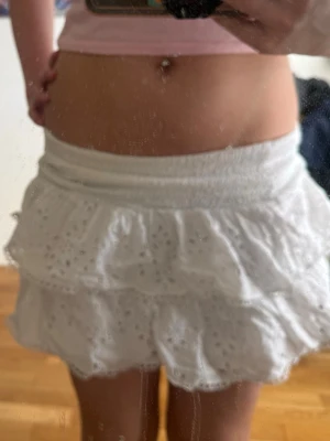 vit kjol - säljer denna snygga vita volangkjolen som också kan användas som en topp i storlek M men skulle mer säga som S , lågmidjad och kort💕