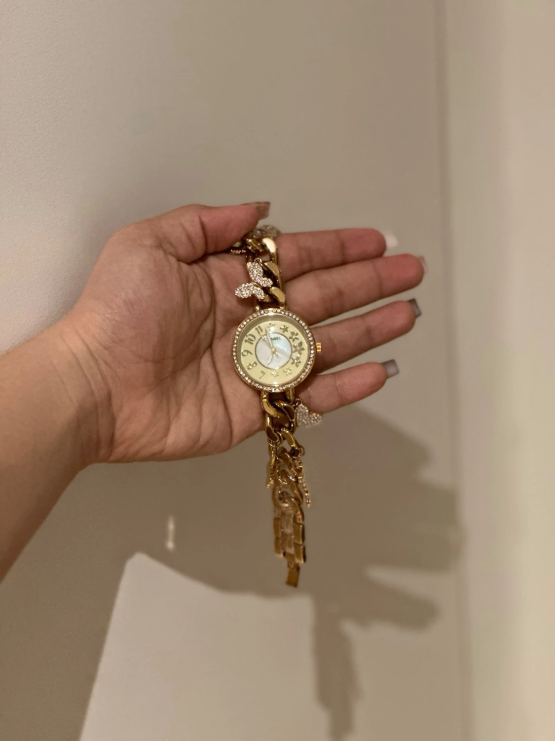 Wrist watch with tassels 