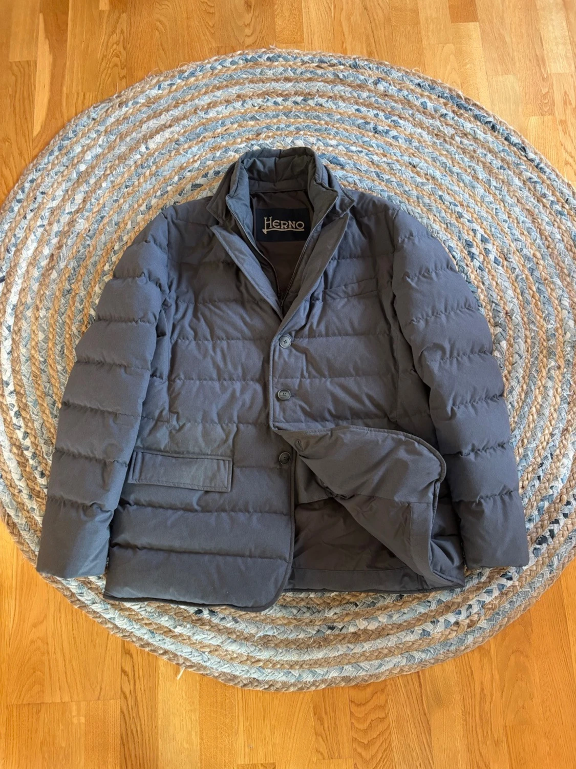 Mörkgrå pufferjacka från Herno
