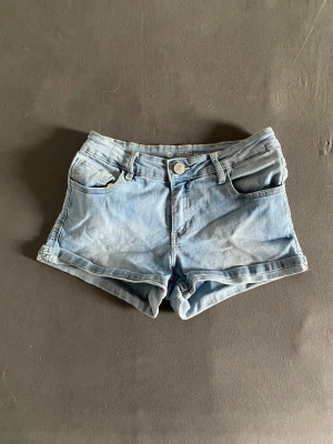 barnshorts utan fickor - ett par lågmidjade shorts som jag sprättat bort fickorna på