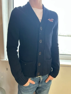 Vintage hollister cardigan  - Snygg cardigan från hollister, plagget är gjort på riktigt skön och bekväm bommul så den sitter bra på, modellen är 173 och den sitter väldigt bra. Skicket är jättebra, storleken är S. Startpriset börjar på 599 men kan diskuteras😊😊