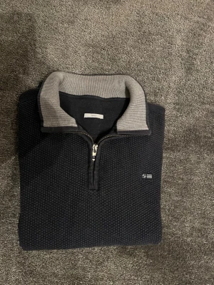 Mörkblå halfzip - Snygg mörkblå halfzip i mycket bra skick! - pris 349kr - storlek S, passar S
