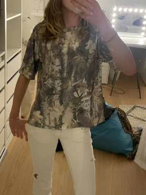 Oversized camo tshirt - Jätte fin camo tshirt, den är jätte skön och mjuk